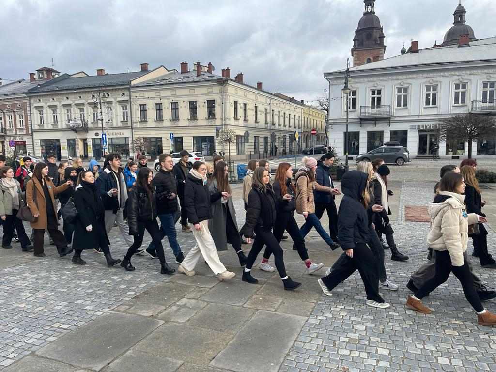 Zdjęcie Rynek - polonez 2024 (20)84c7b70d-0a5c-4302-8546-f5e34e36e233.jpg w galerii Polonez na sądeckim rynku
